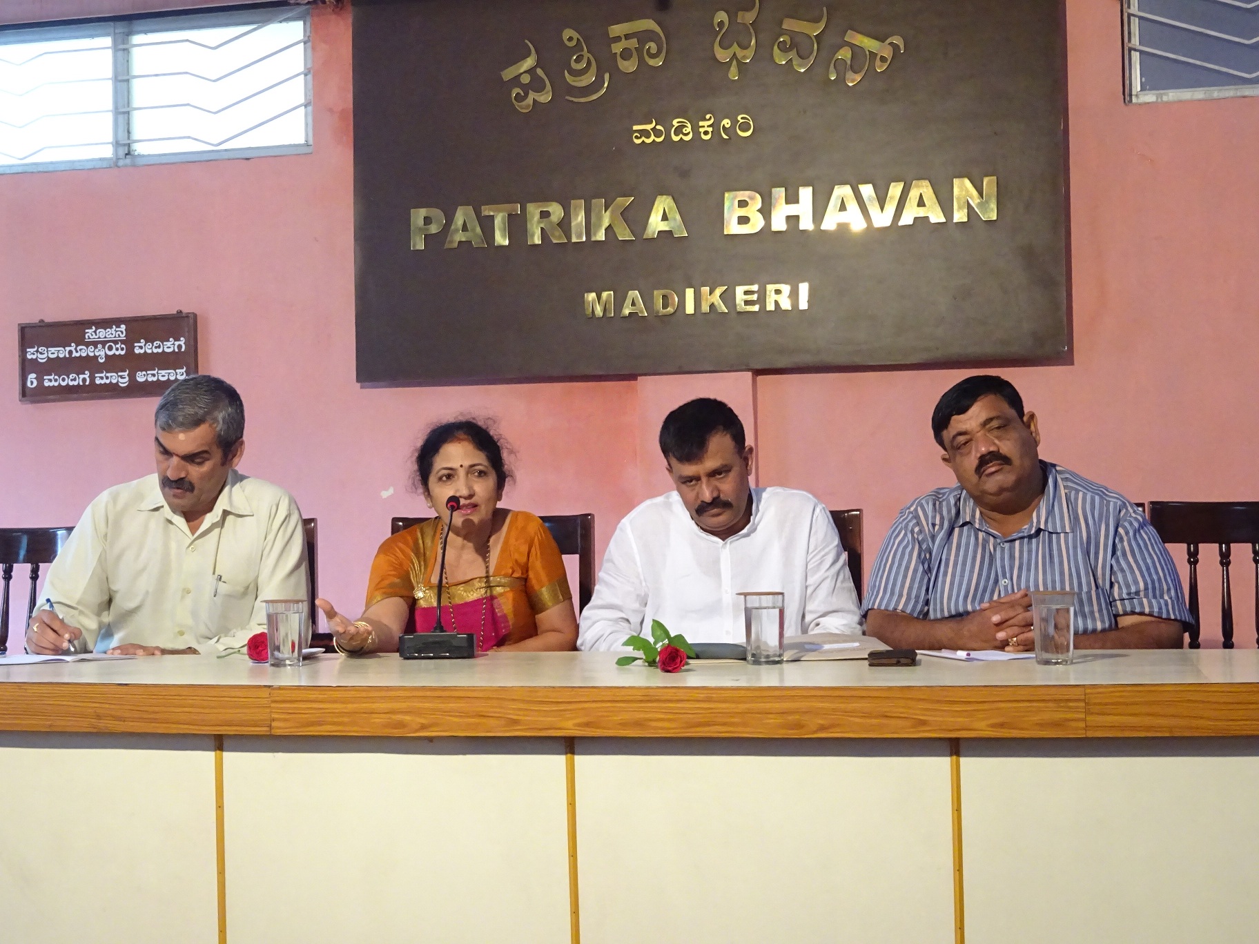 ‘ಜಿಲ್ಲೆಯ ಸಮಸ್ಯೆಗಳಿಗೆ ಅಧಿಕಾರಿಗಳೊಂದಿಗೆ ಚರ್ಚಿಸಿ ಪರಿಹಾರ